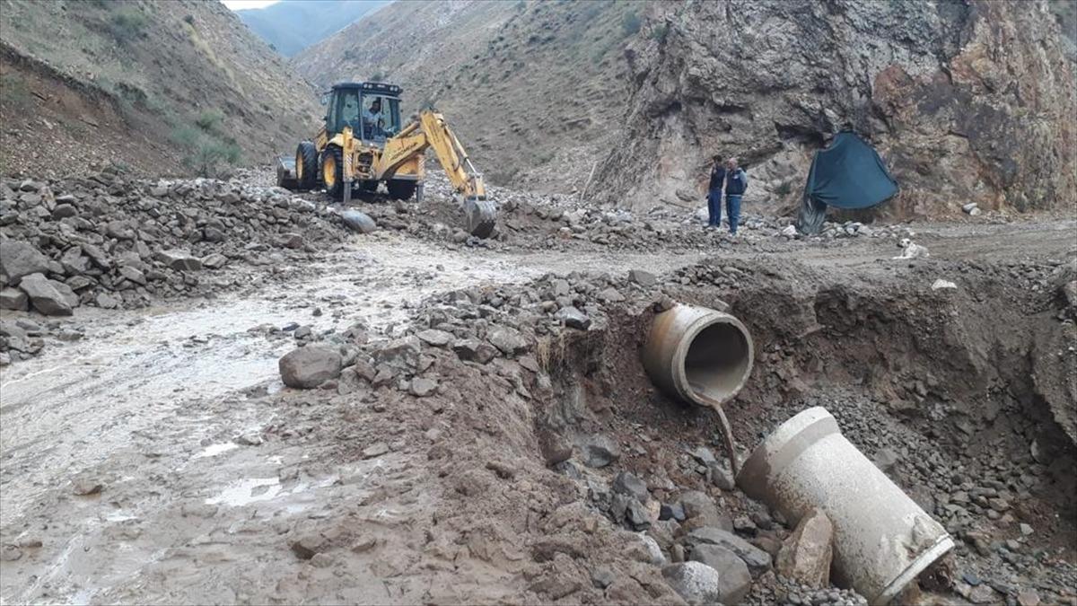 Van'da belediye ekiplerinin sel b&ouml;lgesindeki &ccedil;alışmaları s&uuml;r&uuml;yor