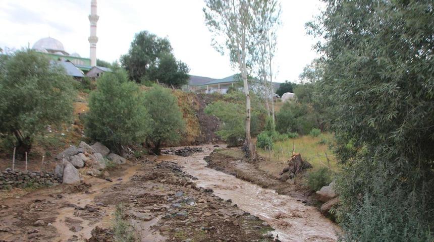 Varto'da sel! Kızını son anda kurtardı