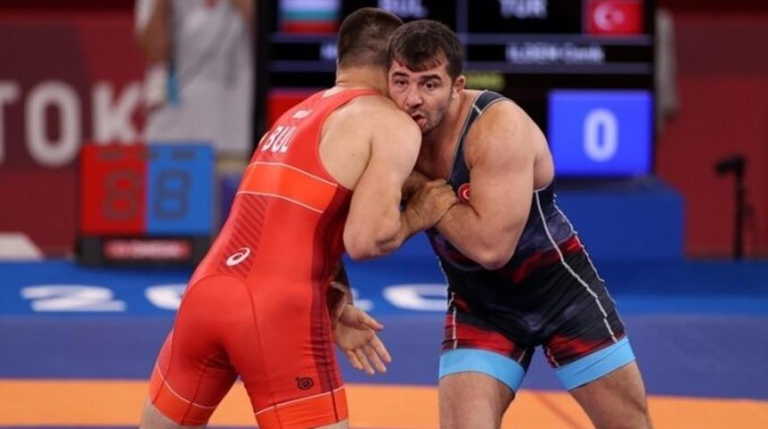 Milli güreşçi Cenk İldem final şansını kaybetti