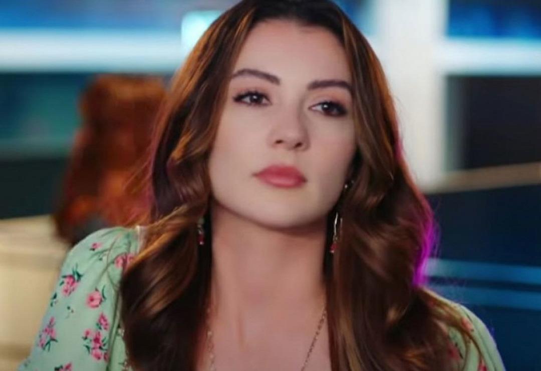 Burcu &Ouml;zberk&rsquo;in annesi g&uuml;zelliği ile dikkatleri &ccedil;ekti! Kızını g&ouml;lgede bıraktı 