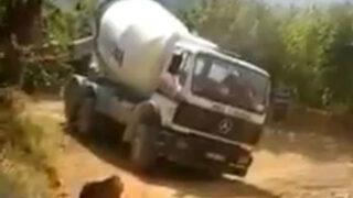 Sakarya'da korku dolu anlar! Beton mikseri böyle devrildi