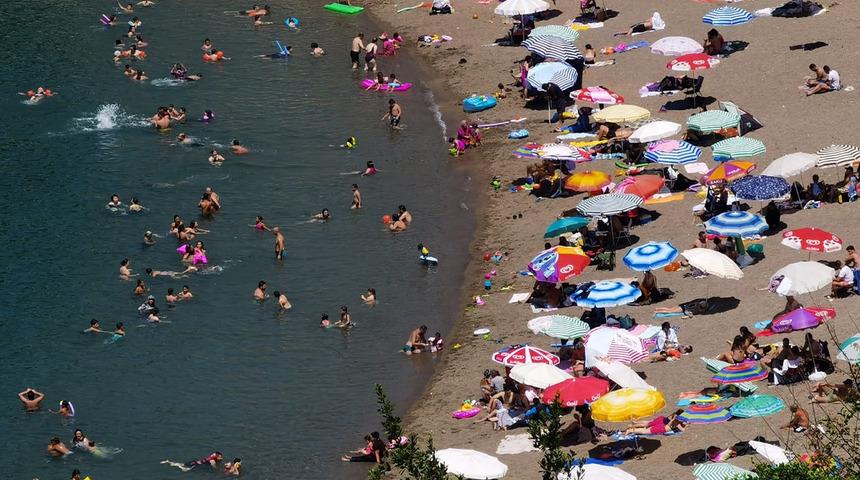 Zonguldak'ta sıcak havayı gören plaja koştu! 