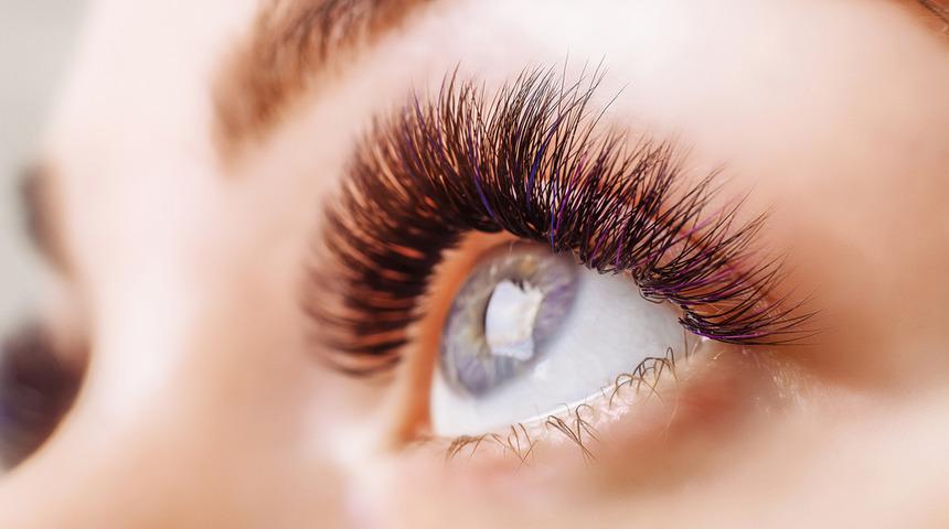 Meğer çok kolaymış! Gür ve uzun kirpiklere sahip olmak isteyenlere hayat kurtaran tüyolar