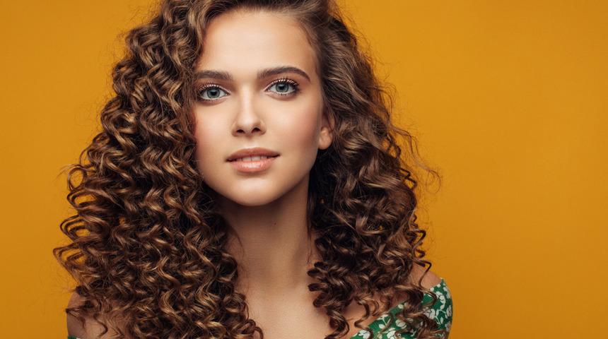 Yanlış bakım kıvırcık saçları elektriklendiriyor! İşte mükemmel bukleler için doğru saç bakım yöntemleri