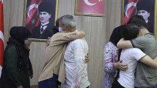 Mardin'de teslim olan 2 kadın terörist aileleriyle buluşturuldu