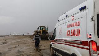 Van'da sel! Yol trafiğe kapandı, onlarca araç mahsur kaldı