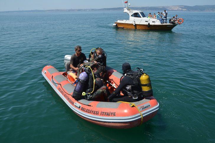 Kocaeli'de su altındaki "emektar vapur" müsilajdan arındırıldı G1