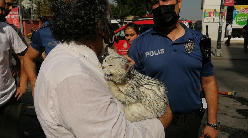 Yürekleri ısıtan olay! Kedisini kurtarmak için yanan binaya girdi