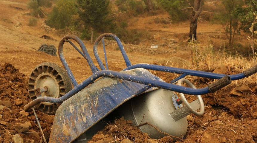 Alevler mahalleyi sardı! Evde bulunan tüpleri böyle korudular
