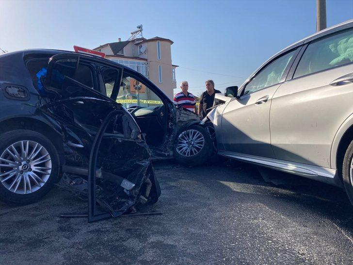Sakarya’da iki otomobil çarpıştı: 1 ölü, 4 yaralı G1