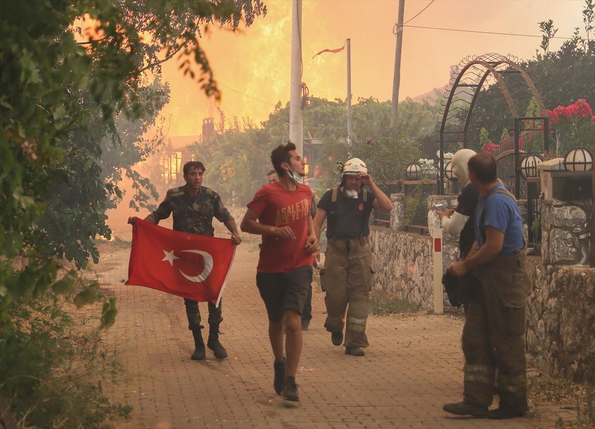 Marmaris'te orman yangınında g&ouml;revli Azerbaycanlı itfaiyecilerin T&uuml;rk bayrağı duyarlılığı