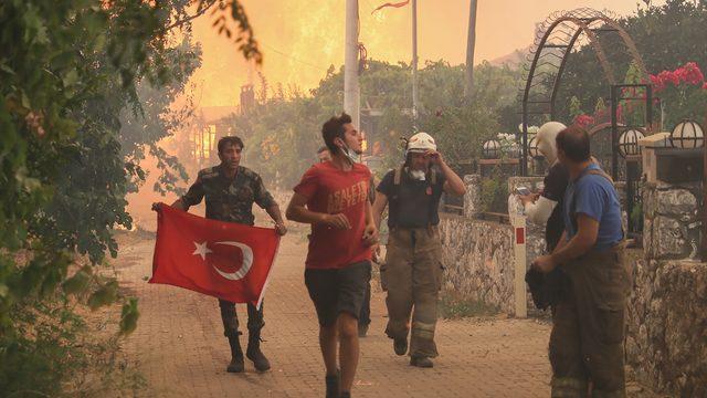 Marmaris'te orman yangınında görevli Azerbaycanlı itfaiyecilerin Türk bayrağı duyarlılığı