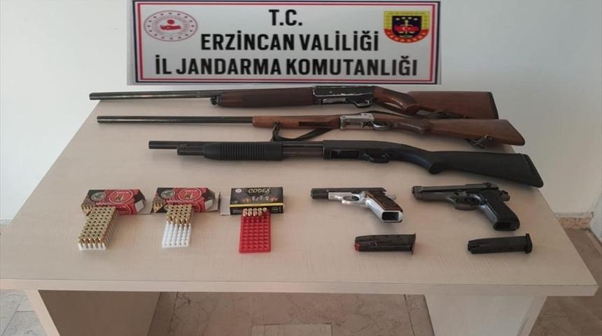 Erzincan'da ruhsatsız tabanca ile av tüfekleri bulunduran şüpheliye para cezası
