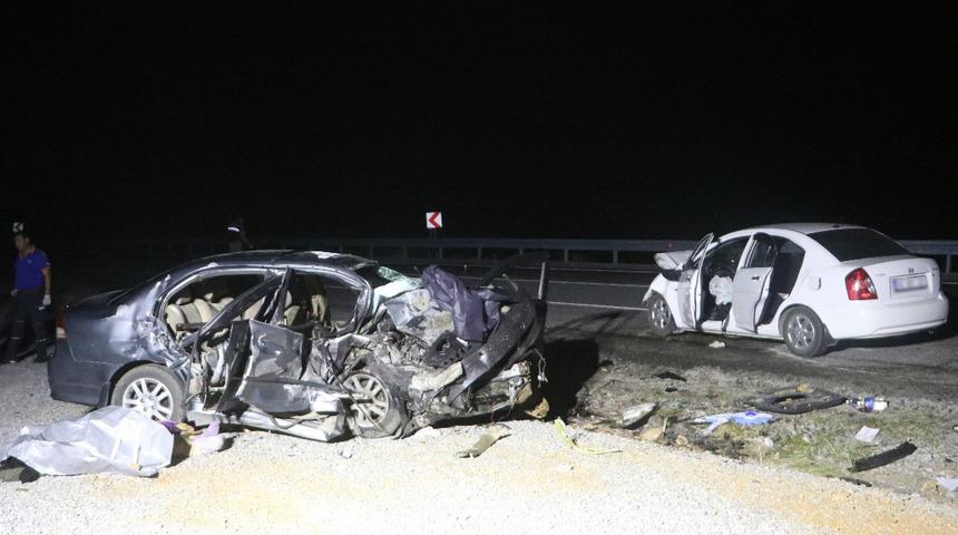 Korkunç kaza! İki otomobil kafa kafaya çarpıştı: 3 ölü, 4 yaralı