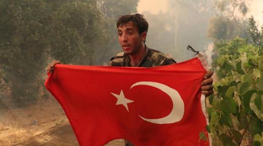 Azerbaycanlı itfaiyecilerin T&uuml;rk bayrağı hassasiyeti