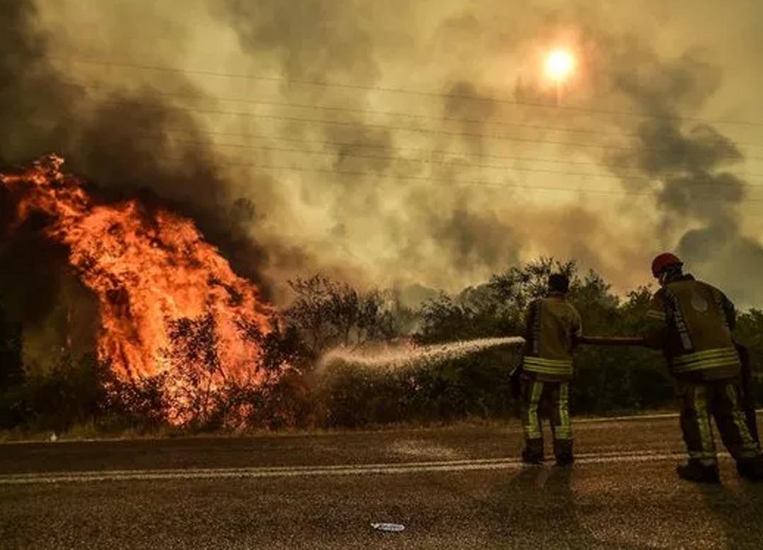 Yangınlarla m&uuml;cadele s&uuml;r&uuml;yor! Afet b&ouml;lgesiyle ilgili meteorolojiden kritik uyarı