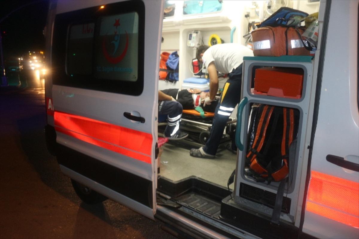 Adana'da hafif ticari ara&ccedil; ile otomobil &ccedil;arpıştı: 2 yaralı