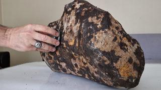 Van Gölü kıyısında piknik yaparken gök taşı buldu! 81 kilo 400 gramlık taşı ABD incelemeye aldı