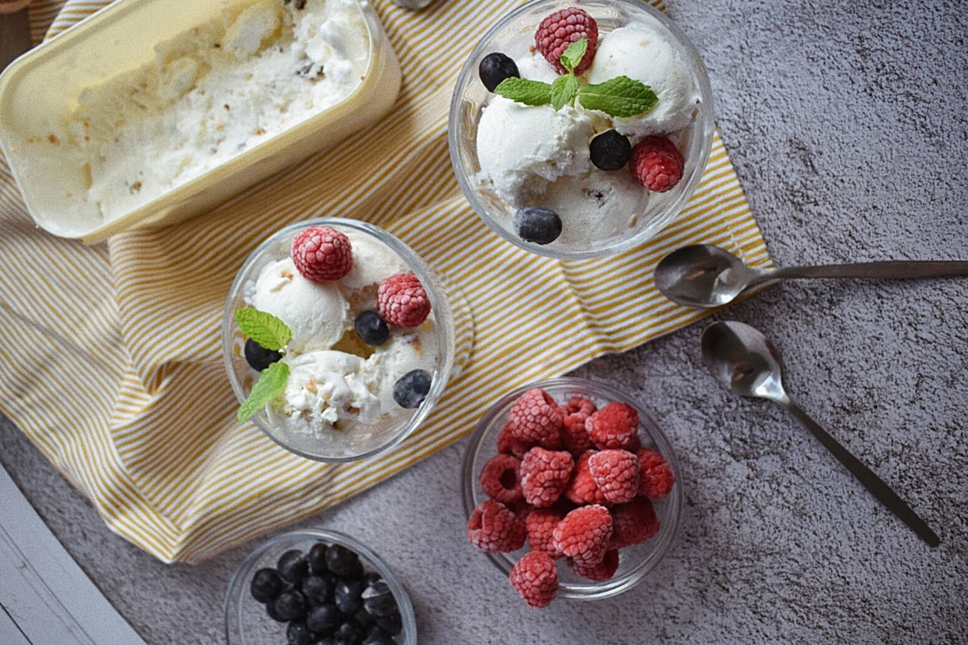 Yaz sıcaklarından bunalanlar: kendi dondurmanızı hazırlamaya ne dersiniz?