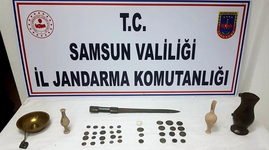 Samsun'da bir araçta 35 sikke, 2 gözyaşı şişesi ile çeşitli tarihi eserler ele geçirdi