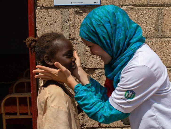 Kurduğu dernekle binlerce insana yardım ediyor! İşte Gamze Özçelik'in yaptığı hayır işleri... G4