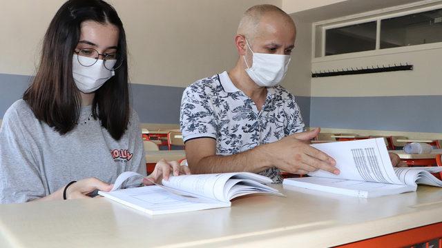 25 yıl sonra kızıyla birlikte mezun oldu!