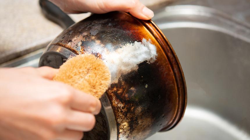 Bu yöntemleri kimse bilmiyor! Altı kararan ve pas tutan tencereleri ilk günkü parlaklığına kavuşturmak mümkün...