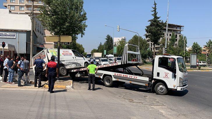 Adıyaman'da ambulans ile minibüs çarpıştı: 2 yaralı G2