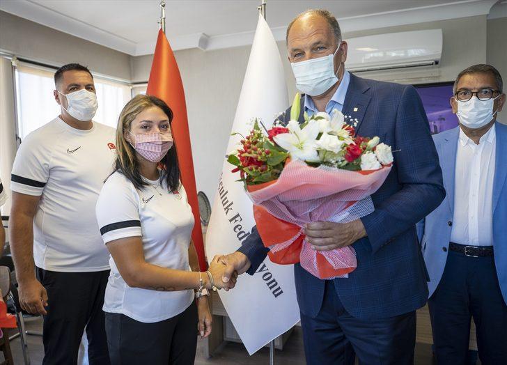 Olimpiyat şampiyonu Mete Gazoz altın madalyasıyla Federasyon Başkanı Topaloğlu'nu ziyaret etti G1