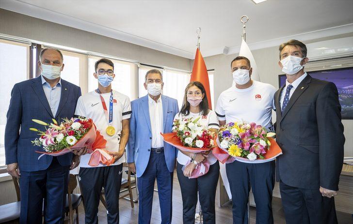 Olimpiyat şampiyonu Mete Gazoz altın madalyasıyla Federasyon Başkanı Topaloğlu'nu ziyaret etti G2