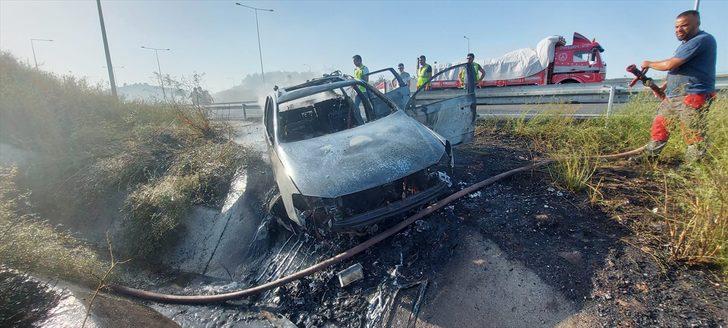 Kocaeli'de bariyere çarptıktan sonra yanan otomobil kullanılamaz hale geldi G1