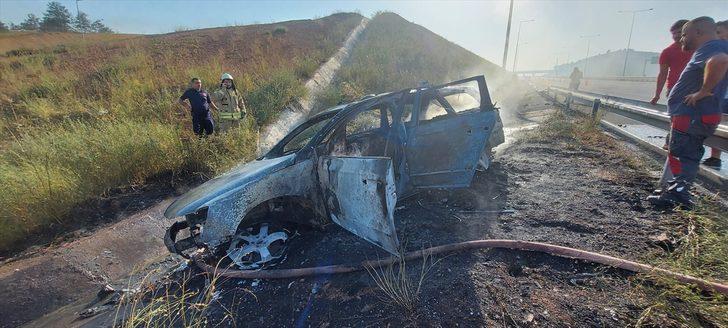 Kocaeli'de bariyere çarptıktan sonra yanan otomobil kullanılamaz hale geldi G2