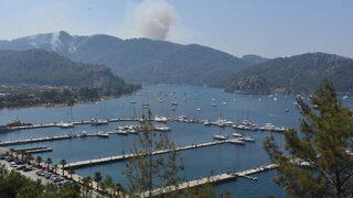 Korkutan görüntü! Alevlerin ilerlediği marinadaki yatlar ve tekneler açığa demirledi