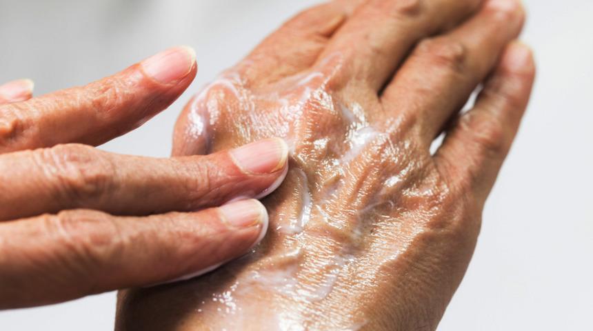 Cildin kırışmasını geciktiren önlemler! İşte dermatologların verdiği 10 ipucu: Bakım yaptığınız kreme dikkat