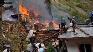Artvin'in Yusufeli ilçesinde yangın! Alevler çevredeki evlere sıçradı