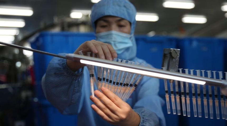 Covid aşısı: AB'ye satılan BioNTech ve Moderna aşılarına zam yapılması tartışma yarattı