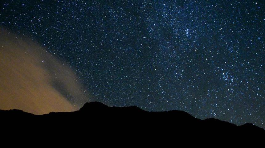 Bilim insanının teorisi ortalığı karıştırdı: Uzaylılar yanıp s&ouml;nen yıldızlarla iletişim kuruyor