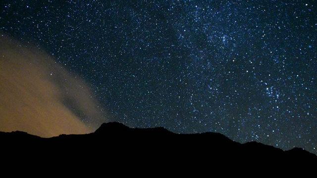 Bilim insanının teorisi ortalığı karıştırdı: Uzaylılar yanıp sönen yıldızlarla iletişim kuruyor