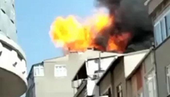 Küçükçekmece'de binanın çatı katında çıkan yangında korkutan patlama