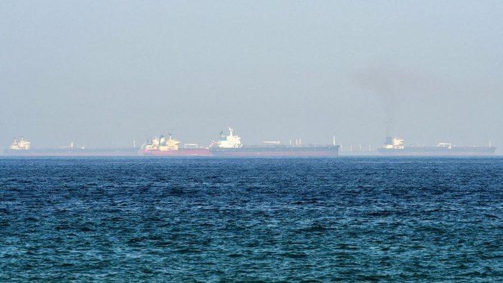 BAE açıklarında, petrol tankeri silahlı kişilerce kaçırıldı ve İran'a gitmesi emredildi