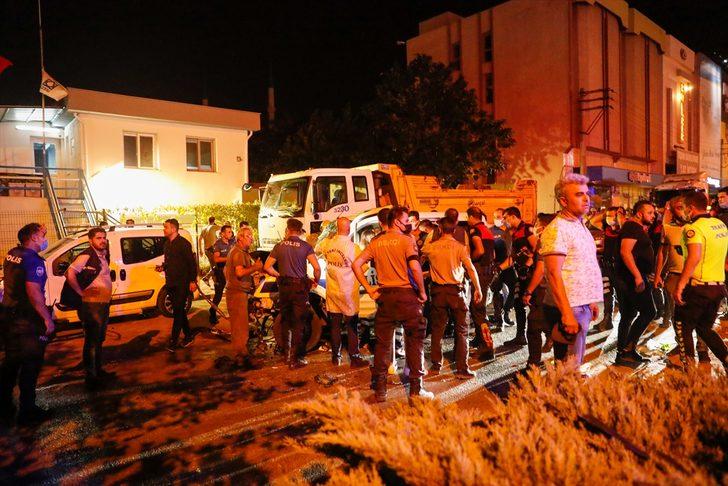 GÜNCELLEME - İzmir'de polis aracıyla otomobilin çarpışması sonucu 1 polis şehit oldu, 1'i polis 4 kişi yaralandı G3