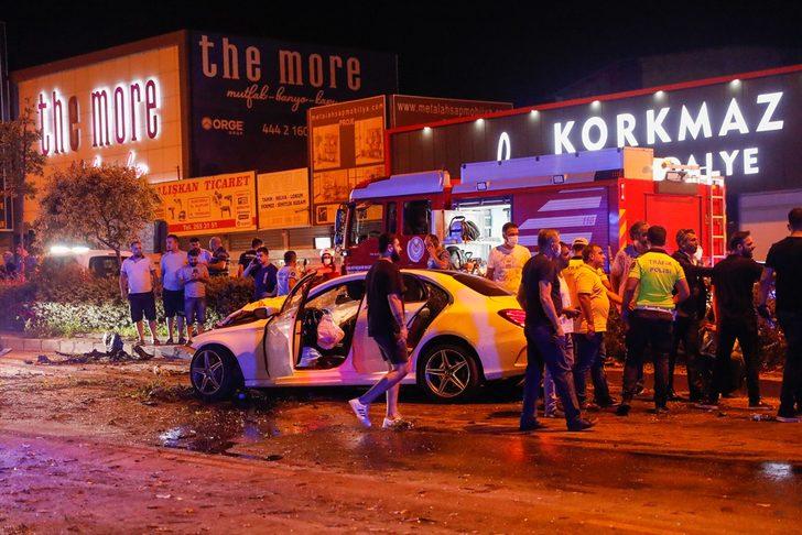 GÜNCELLEME - İzmir'de polis aracıyla otomobilin çarpışması sonucu 1 polis şehit oldu, 1'i polis 4 kişi yaralandı G5