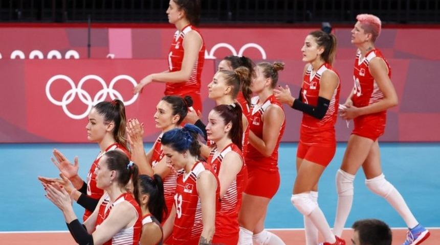 A Milli Kadın Voleybol Takımı, Olimpiyatlar'a veda etti: "Bu zor g&uuml;nlerde bize mutluluk yaşattınız"