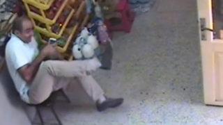 Korku dolu anlar! Aracın tekerleğinden seken taş, iş yerine mermi gibi girdi