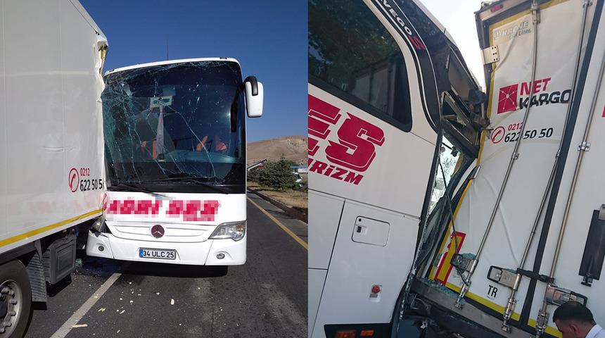 Erzincan'da feci kaza! Yolcu otobüsü tıra çarptı: 26 yaralı