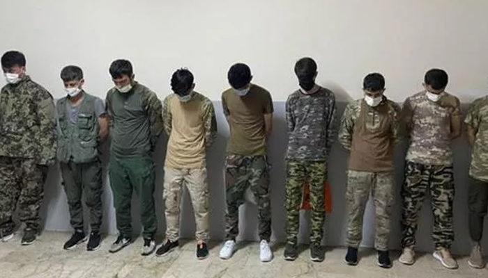 Zeytinburnu'nda asker kıyafetiyle dolaşan Afgan göçmenler yakalandı