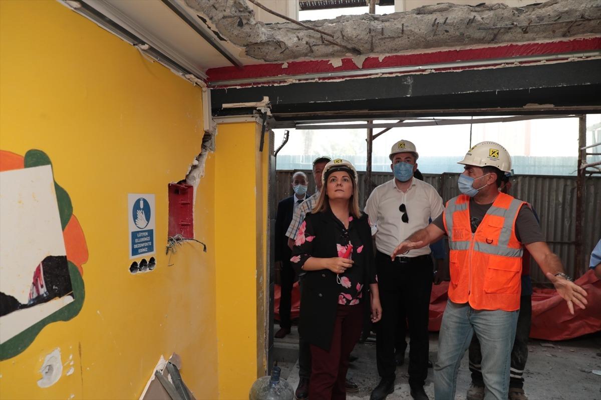 Kocaeli'de Marmara Depremi'nde ağır hasar g&ouml;ren binaların yıkımı devam ediyor