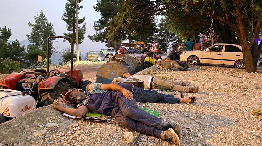 Yangının simgesi oldu! Alevlerle mücadelede yorgun düşüp toprakta uyudular