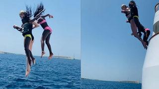 Charlize Theron kızlarıyla tekneden denize atladı 