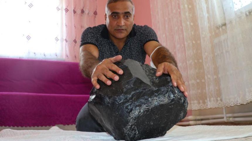 Ağrı Dağı'nın eteğinde buldu, kimse ne olduğunu anlayamadı! Gök taşı mı, siyah elmas mı?